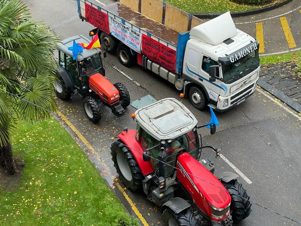 Tractorada en Oviedo de los trabajadores del campo asturiano: "No podemos más"