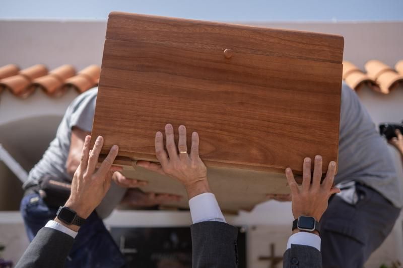 Entierro de los cuerpos de los 24 migrantes del cayuco hallado el 26 de abril
