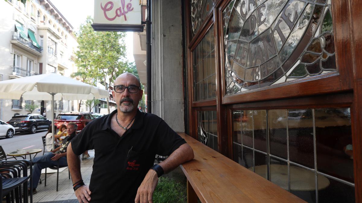 Óscar Blázquez junto a la vidriera del Café de Levante.