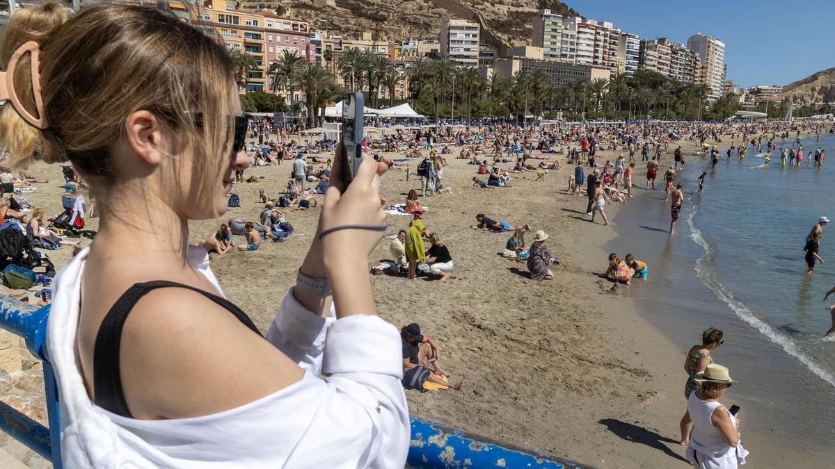 Playa del Postiguet en Alicante a mediados de abril pasado