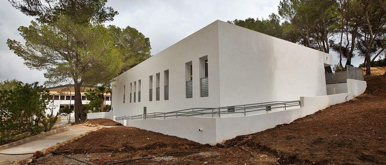 En primer término, el nuevo edificio para Educación Infantil del CEIP Sant Carles | VICENT MARÍ