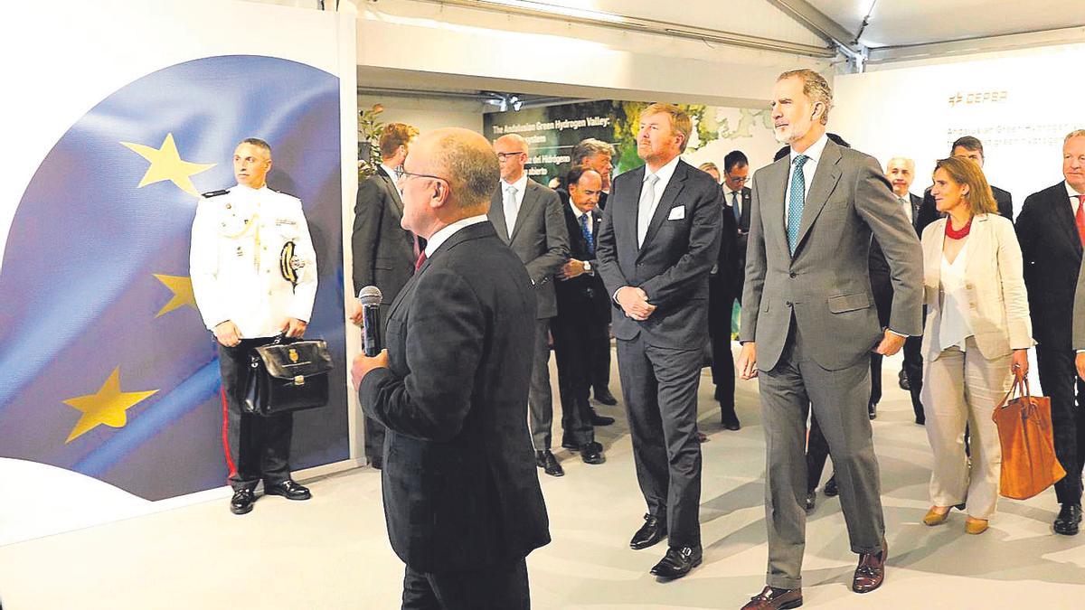 Los reyes de Holanda y España conocieron este miércoles en Algeciras los detalles del proyecto.