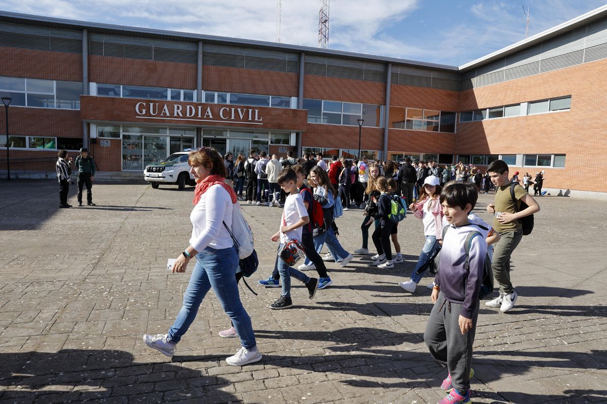 La Guardia Civil de Cáceres muestra a 600 escolares su trabajo