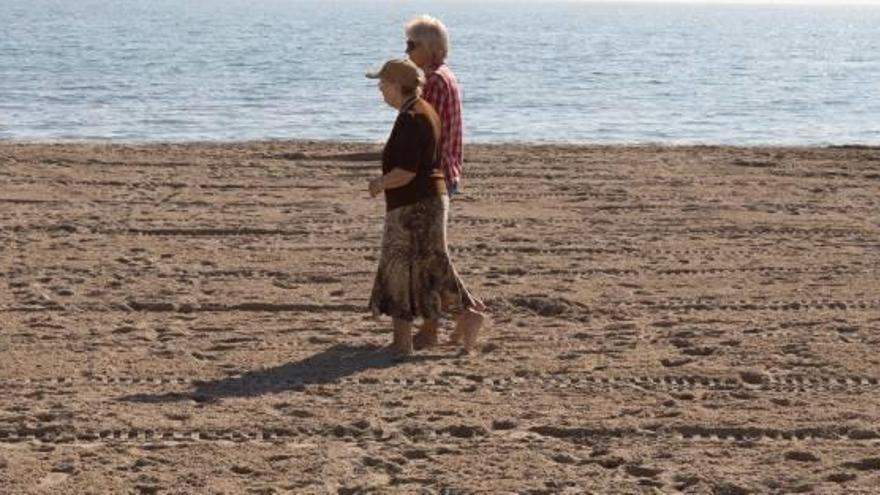 La playa alicantina recupera su imagen tras semanas afectada por los daños del temporal, que se llevó la arena y dejó la zona invadida de algas