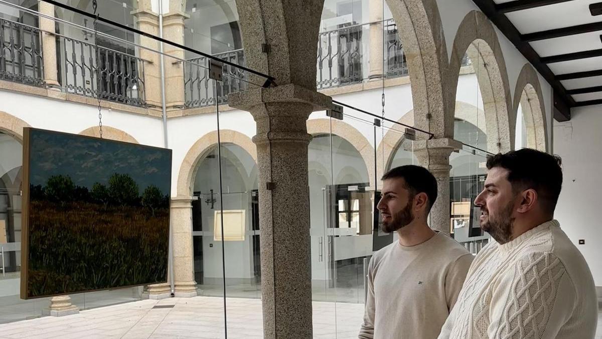 El artista junto al concejal Raúl Sánchez, en el Patio de Cristal del ayuntamiento, esta mañana.