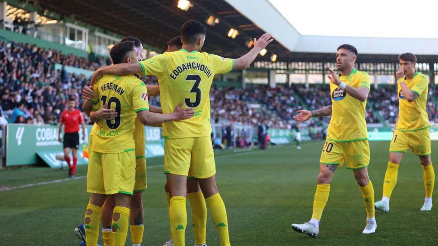 Los jugadores el Dépor celebra un gol en el derbi contra el Racing de Ferrol en A Malata.