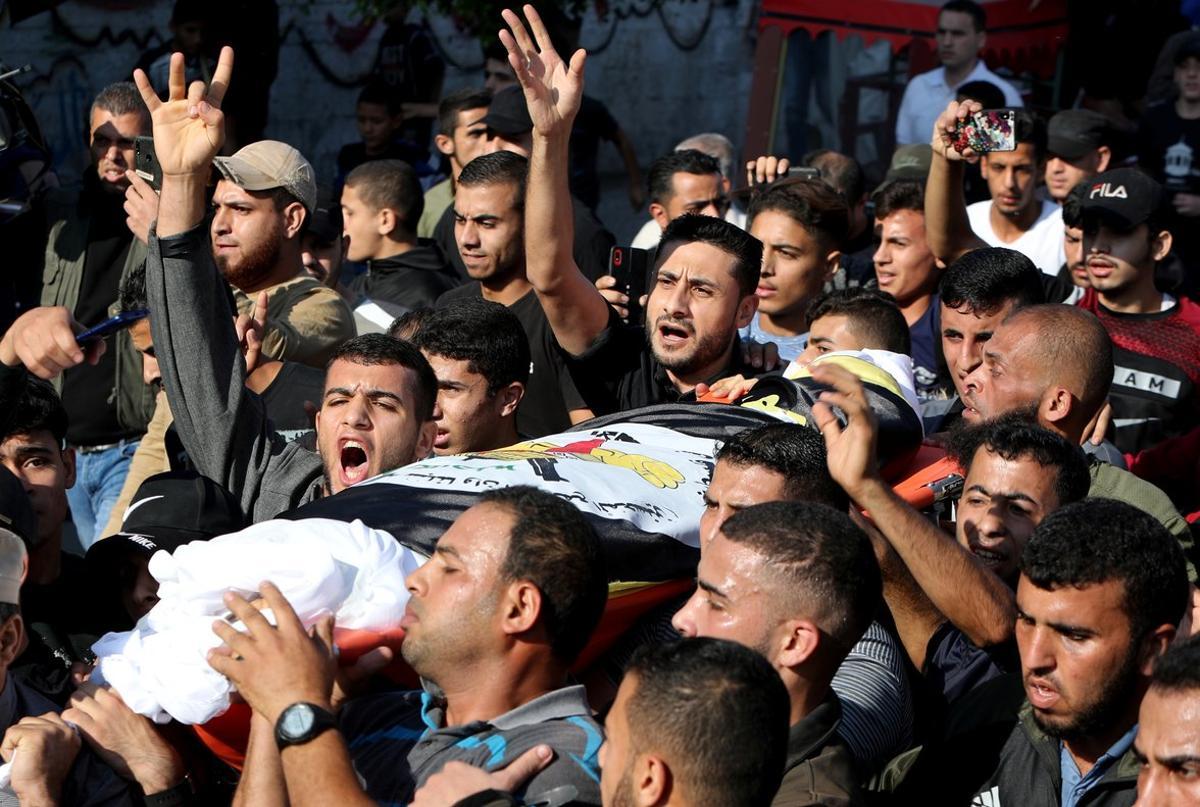Mourners carry the body of Palestinian Islamic Jihad field commander Baha Abu Al-Atta during his funeral in Gaza City November 12, 2019. REUTERS/Mohammed Salem