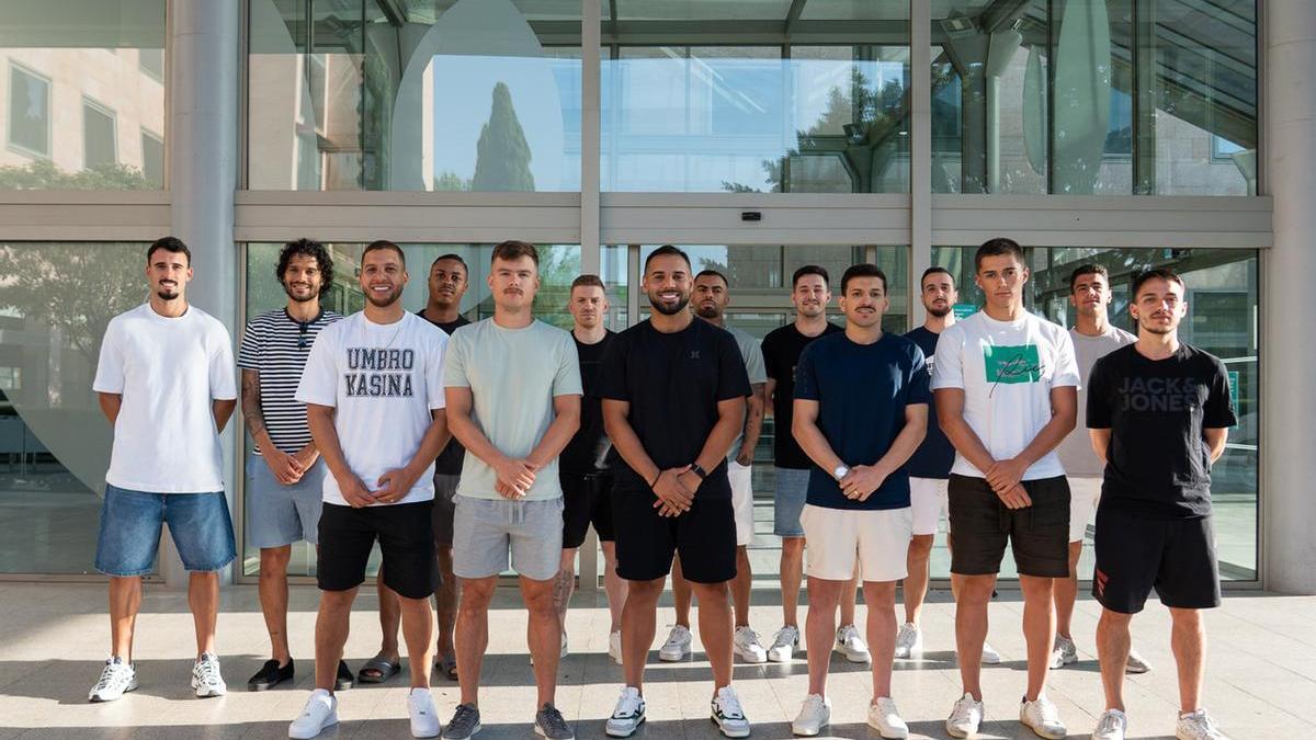 Los jugadores del Palma Futsal posan en la entrada del Hospital Quirónsalud Palmaplanas