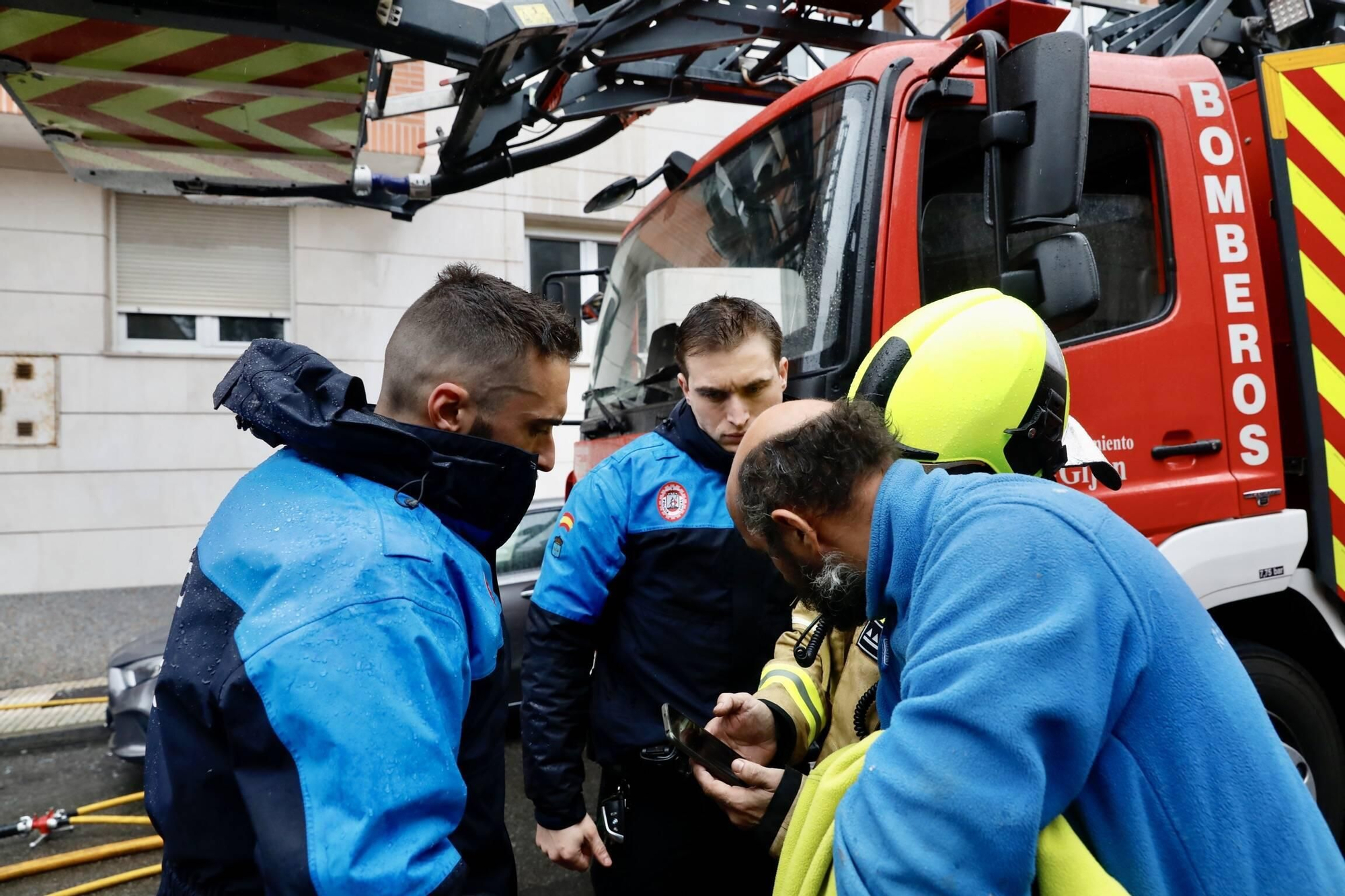 Un incendio en Gijón obliga a desalojar a varios vecinos (en imágenes)