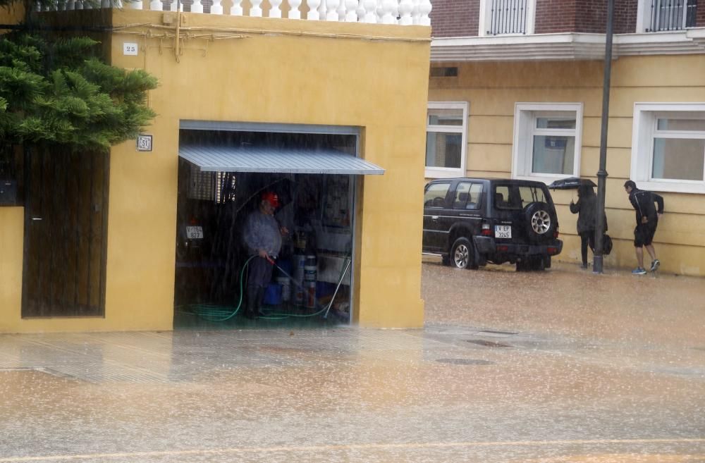 Consecuencias de la tromba de agua caída en Alzira esta pasada madrugada y esta mañana.