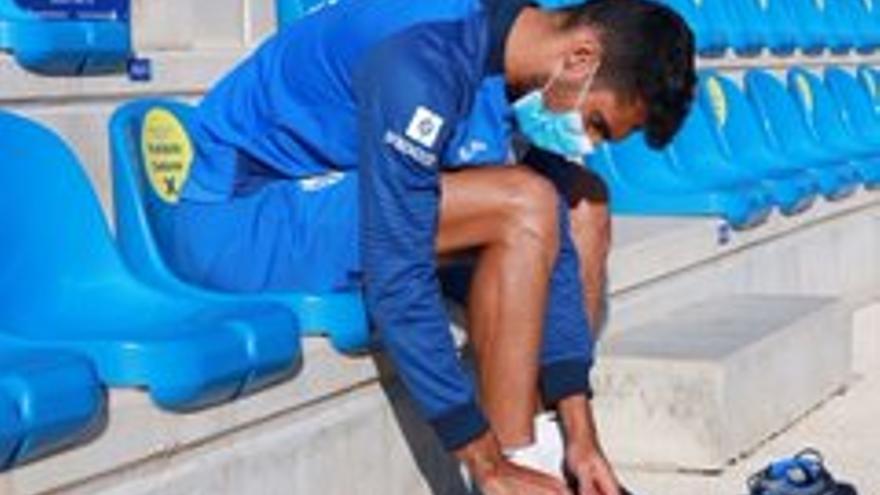 El central Pedro Orfila se calza las botas antes de la sesión en el Estadio Balear.