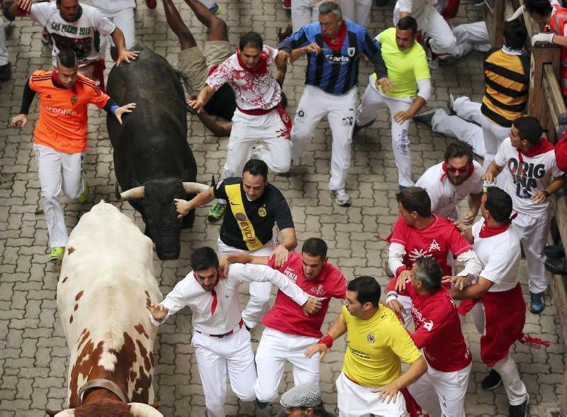 Fotogalería del quinto encierro de San Fermín