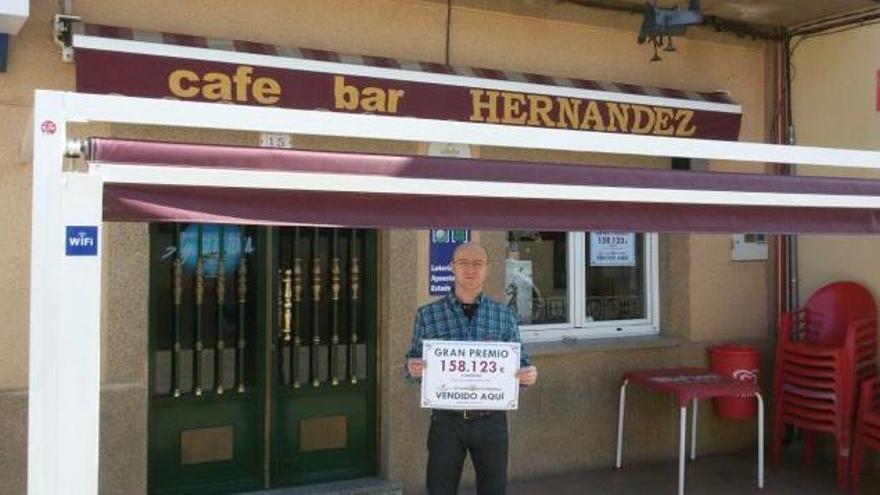 Antonio Hernández, del bar Hernández de Cubo del Vino, donde se selló la Primitiva premiada con 158.123 euros.
