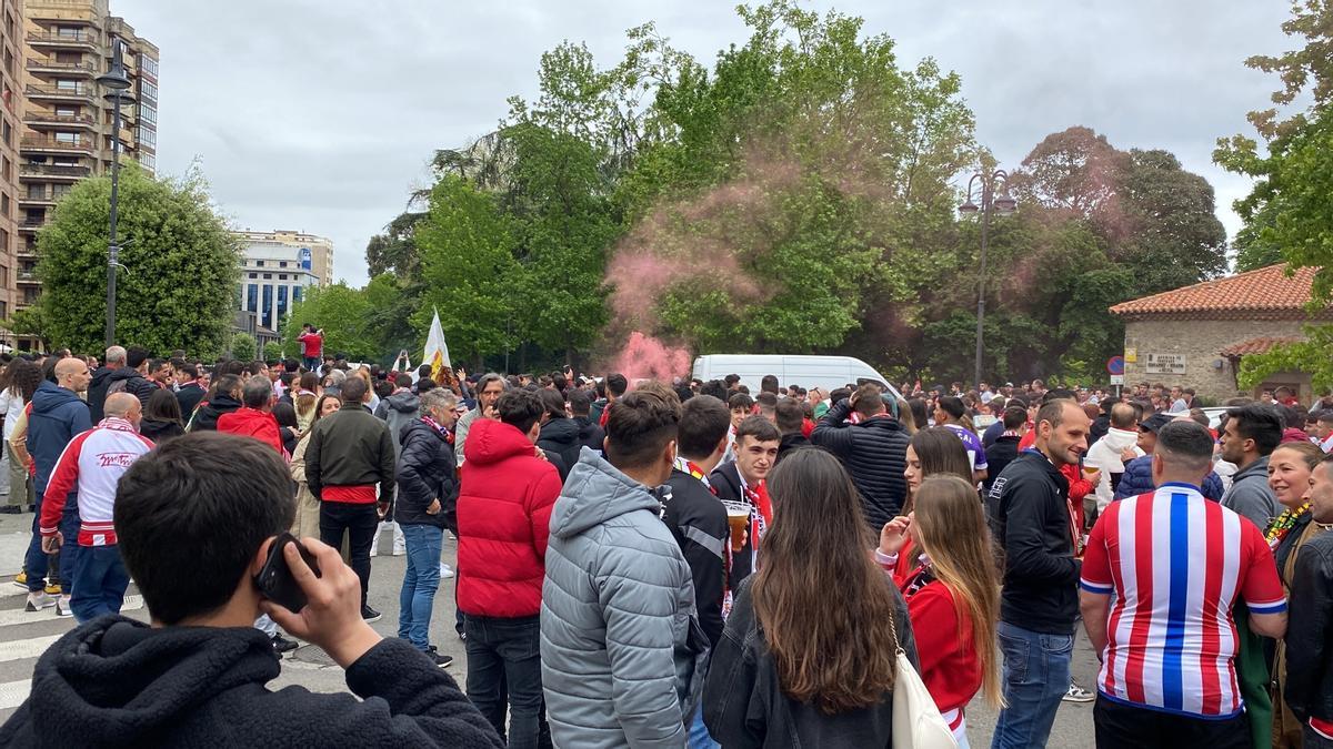 Aficionados del Sporting y el Oviedo llenan las inmediaciones del Molinón dos horas antes del derbi