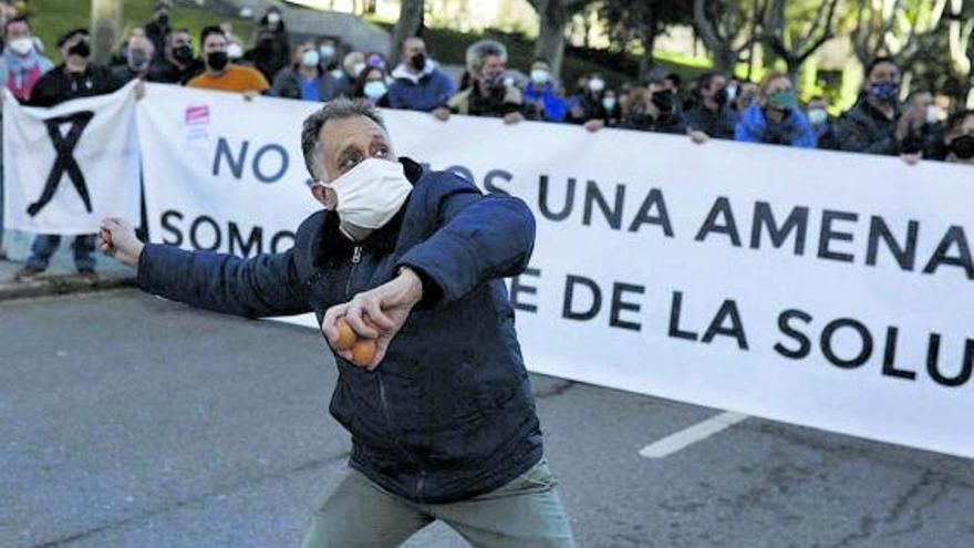 Un hostelero lanza huevos contra la Delegación de la Junta en Zamora el pasado marzo. | Emilio Fraile