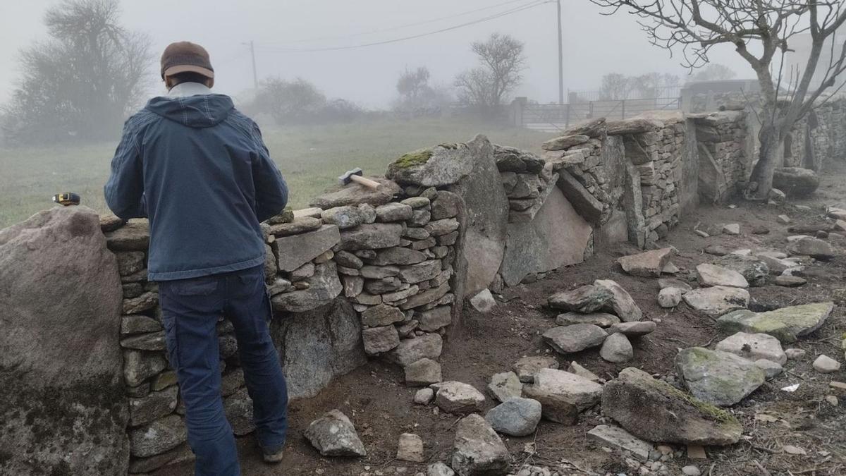 Jaime del Barrio construyendo una pared típica de Sayago con la técnica de piedra seca. | C. M.