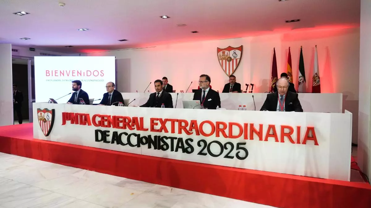 Abucheos y tensi車n en la Junta del Sevilla: "?No te da verg邦enza el espect芍culo que est芍s dando?"