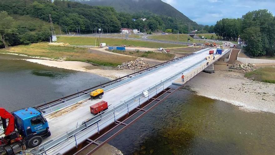 Las aceras transparentes sobre el río Sella del puente de Arriondas empiezan a hacerse realidad