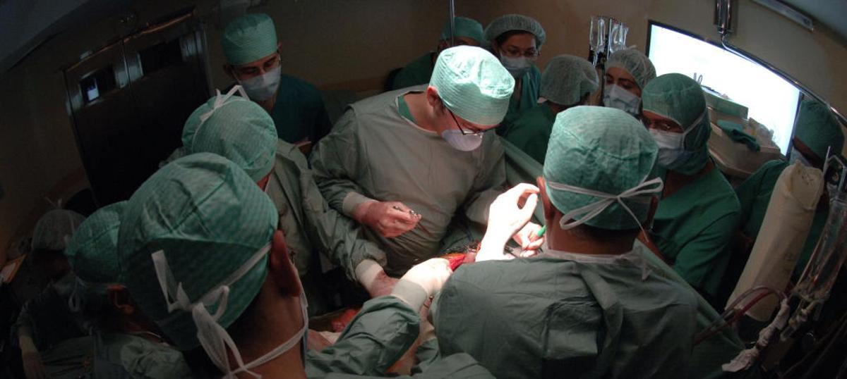 Médicos del Hospital de A Coruña durante un trasplante.