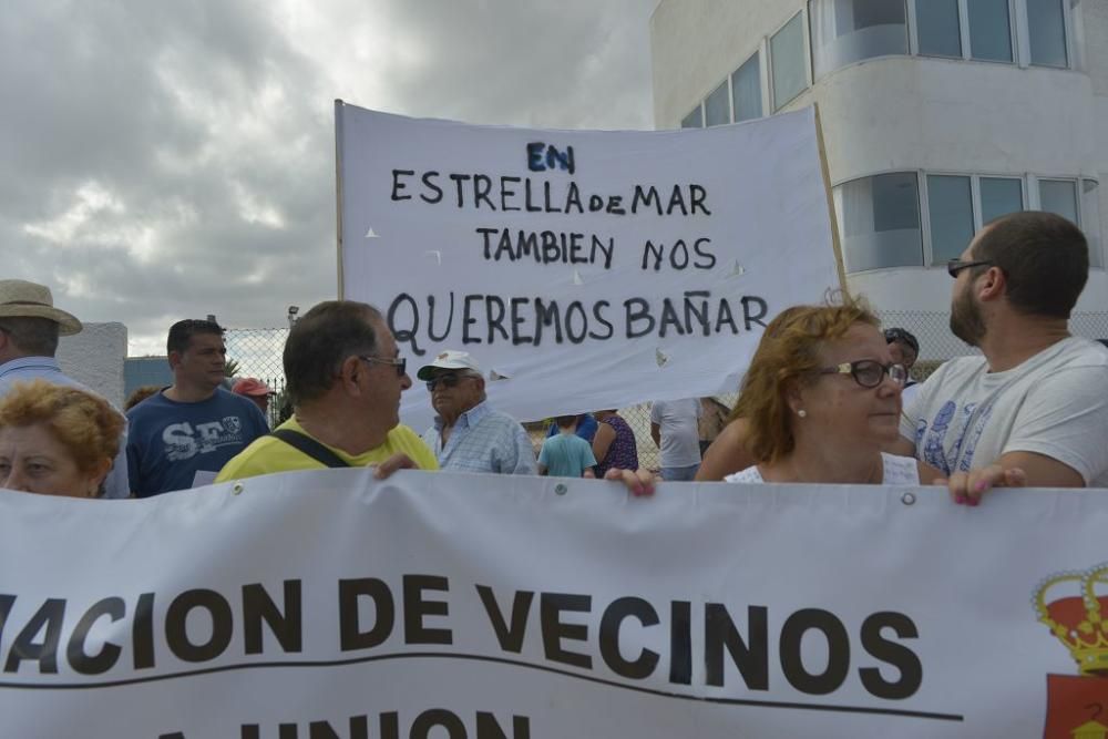 Protesta ante un Mar Menor que amanece cubierto de espuma