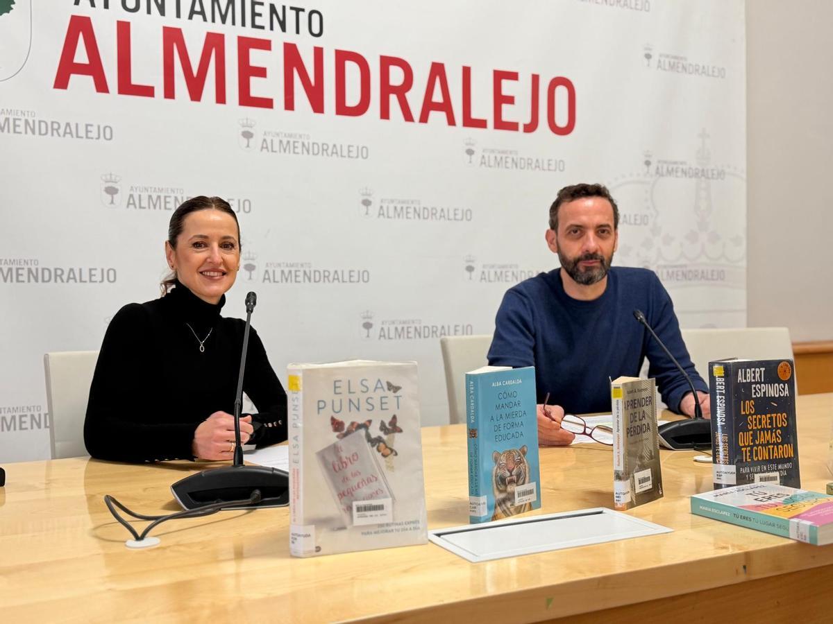 Algunos libros con María Madera y Domingo Cruz.