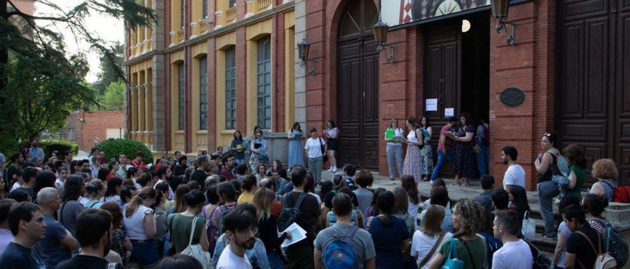 Opositores esperan a ser llamados a las puertas del Claudio Moyano. | J. L.. F. (ARCHIVO)