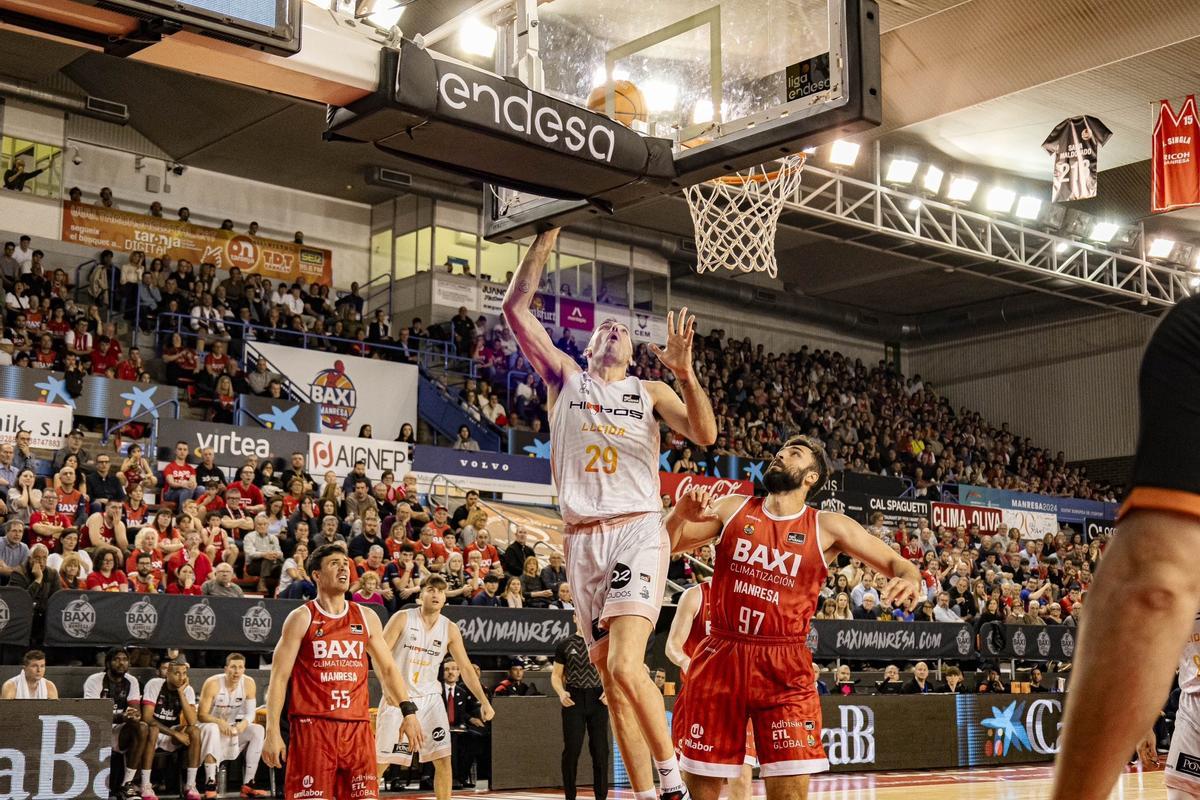 Oriola, que anotó 11 puntos por el Hiopos Lleida, lucha por un rebote durante el encuentro