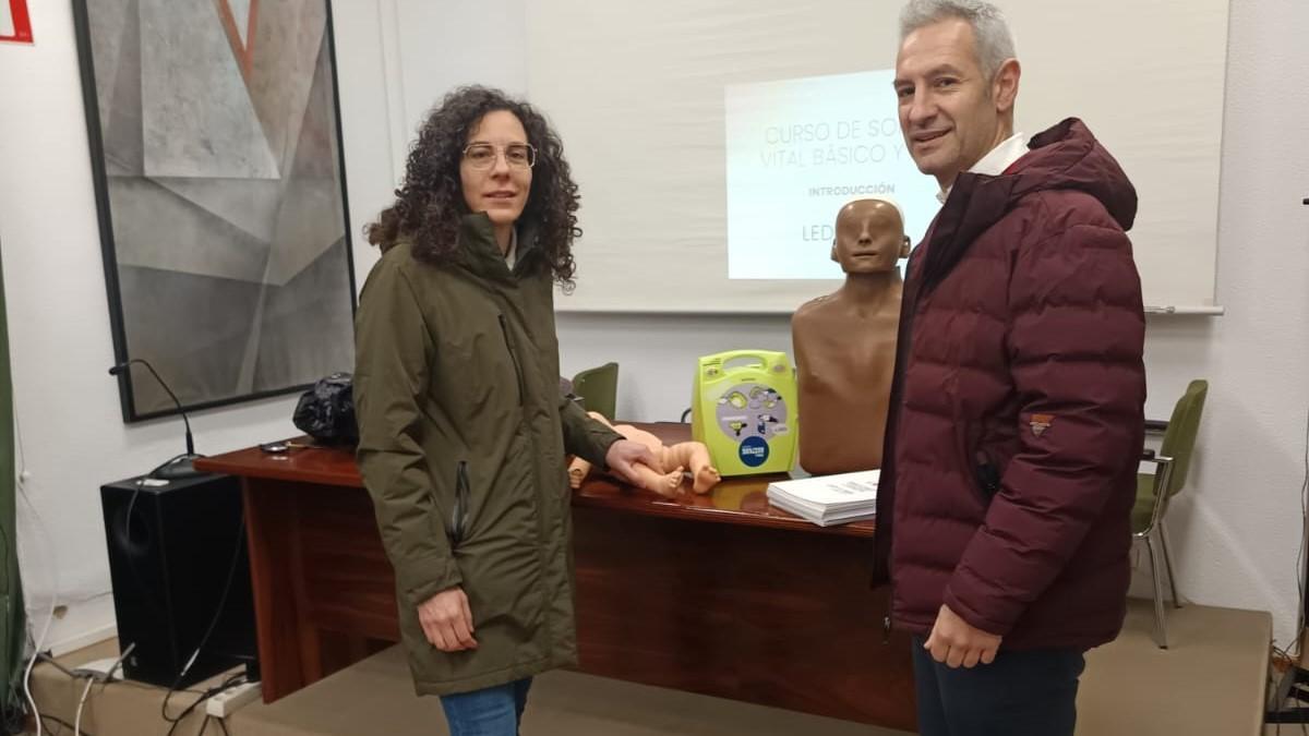 Toro forma a los empleados de los recintos deportivos y del Teatro Latorre en el uso de desfibriladores