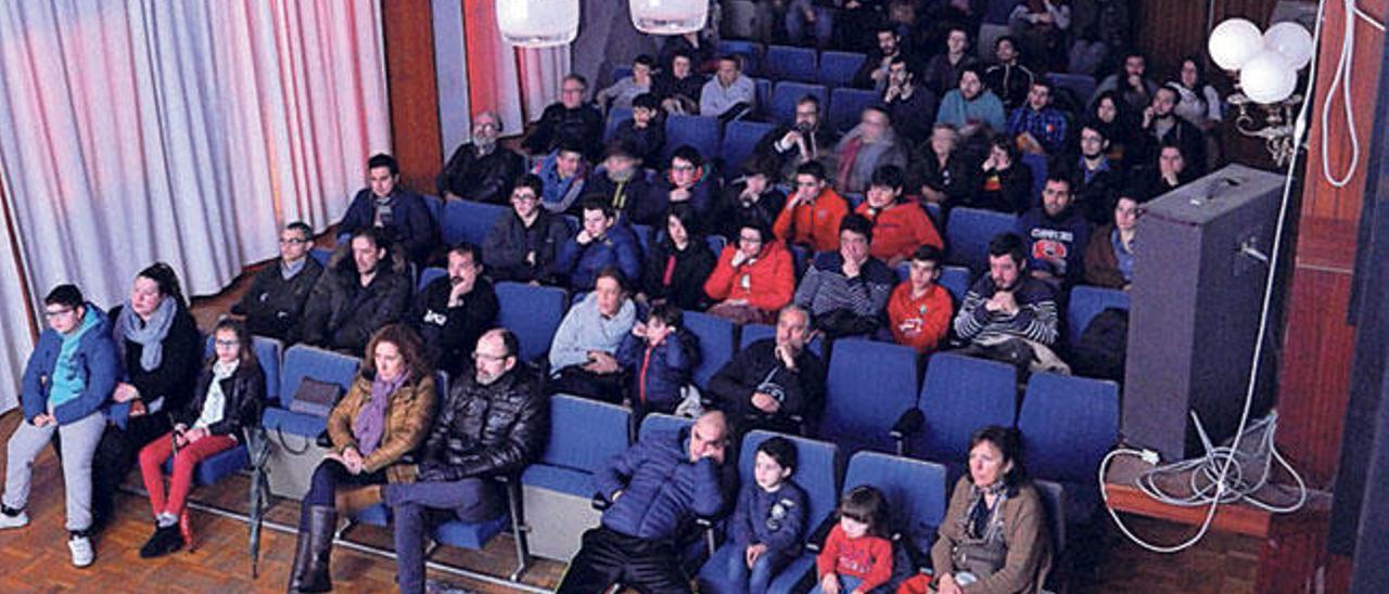 Público en el Liceo Casino, donde se proyectaron los once cortos temáticos sobre &quot;Star Wars&quot;.  // I. Abella