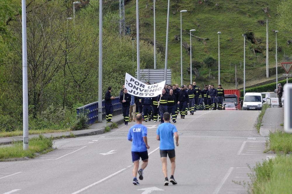 Los trabajadores de Thyssenkrupp en Mieres cortan la carretera