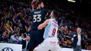 Mirotic controla el balón en busca de un pase, en presencia de exazulgrana Westermann