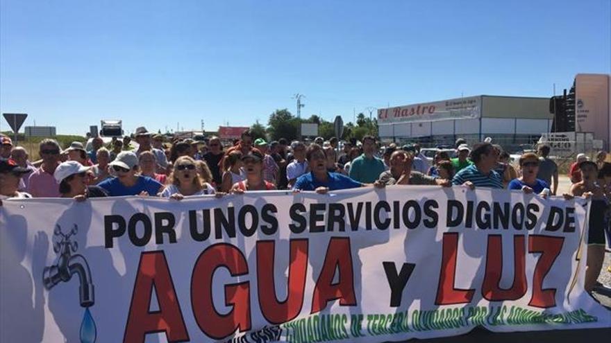 Unos 200 vecinos cortan la N-432 por los cortes de agua y de luz