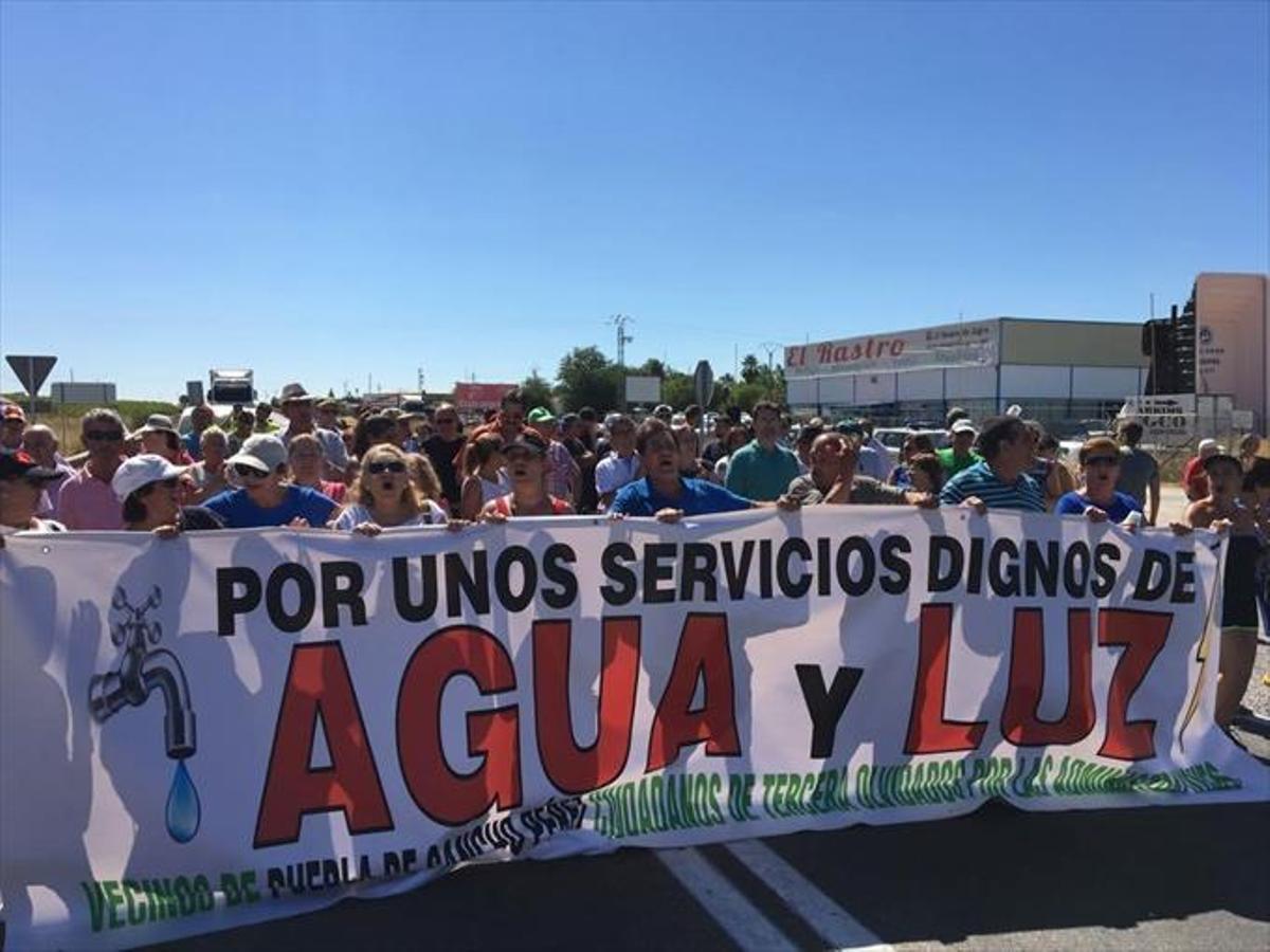 Unos 200 vecinos cortan la N-432 por los cortes de agua y de luz