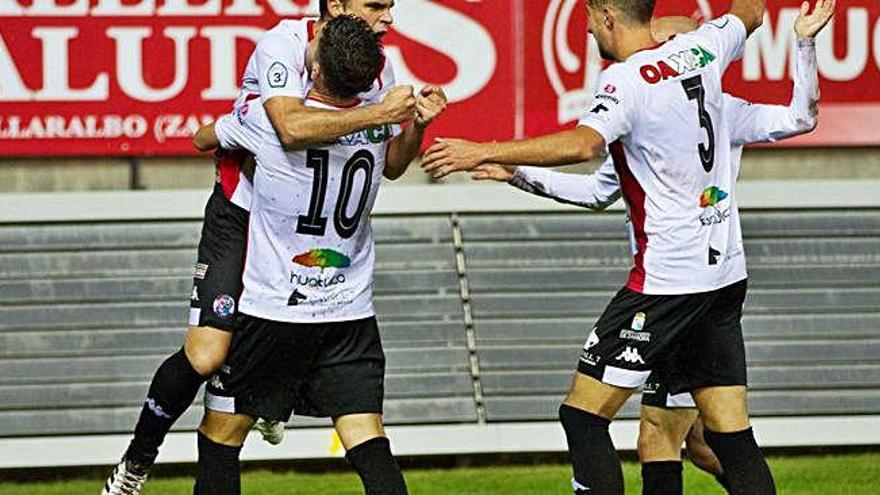Los jugadores celebran un gol ante el Tordesillas.