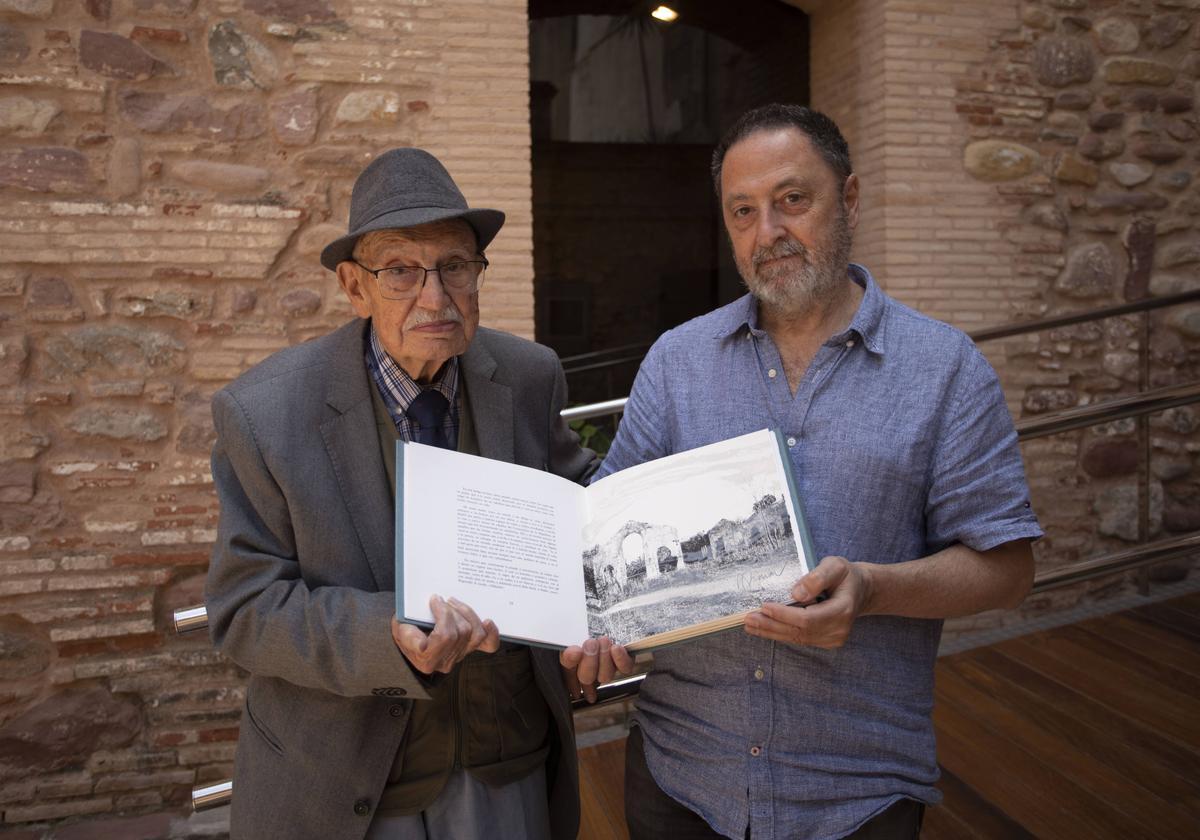 Antonio Navarro y Antonio Alcaraz, mostrando uno de los grabados.