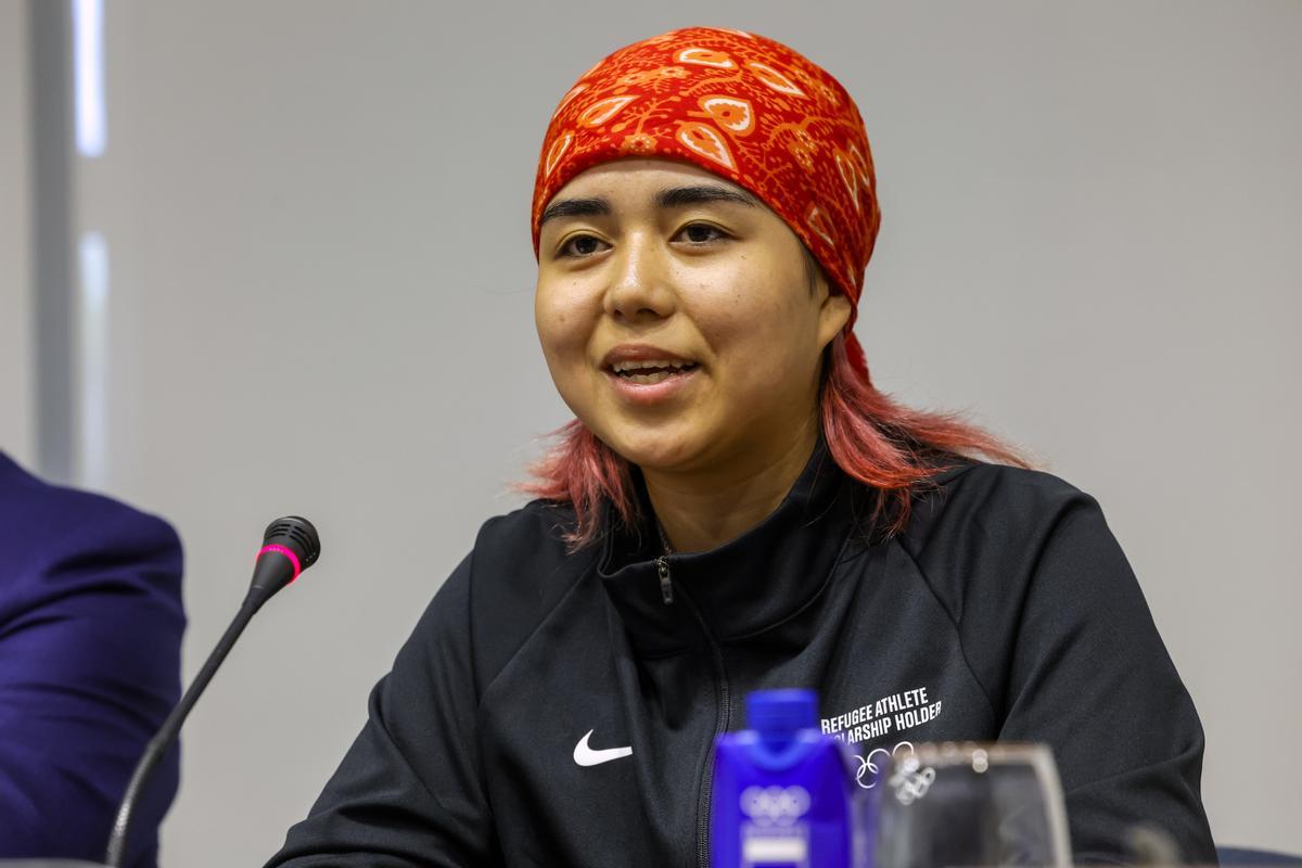 La refugiada afgana Manizha Talash, 'b-girl' seleccionada para competir en los Juegos Olímpicos de París como integrante del Equipo de Refugiados en la disciplina 'breaking', durante la rueda de prensa este lunes en Madrid.