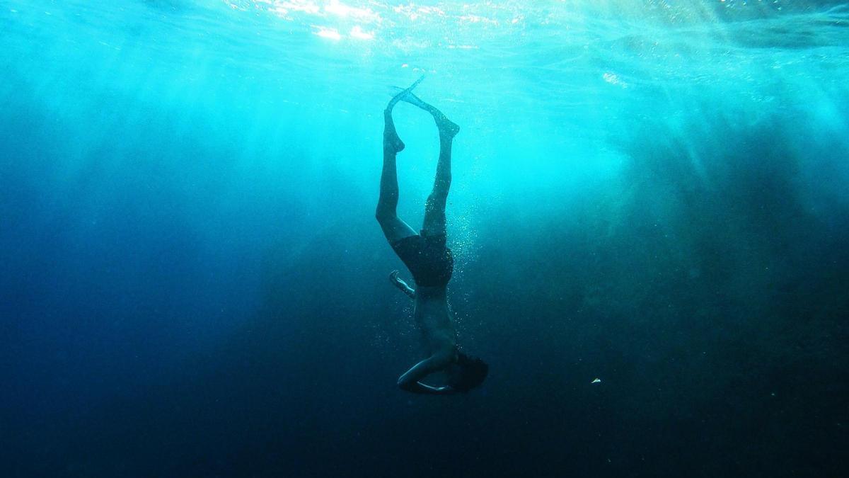 Una persona haciendo submarinismo.