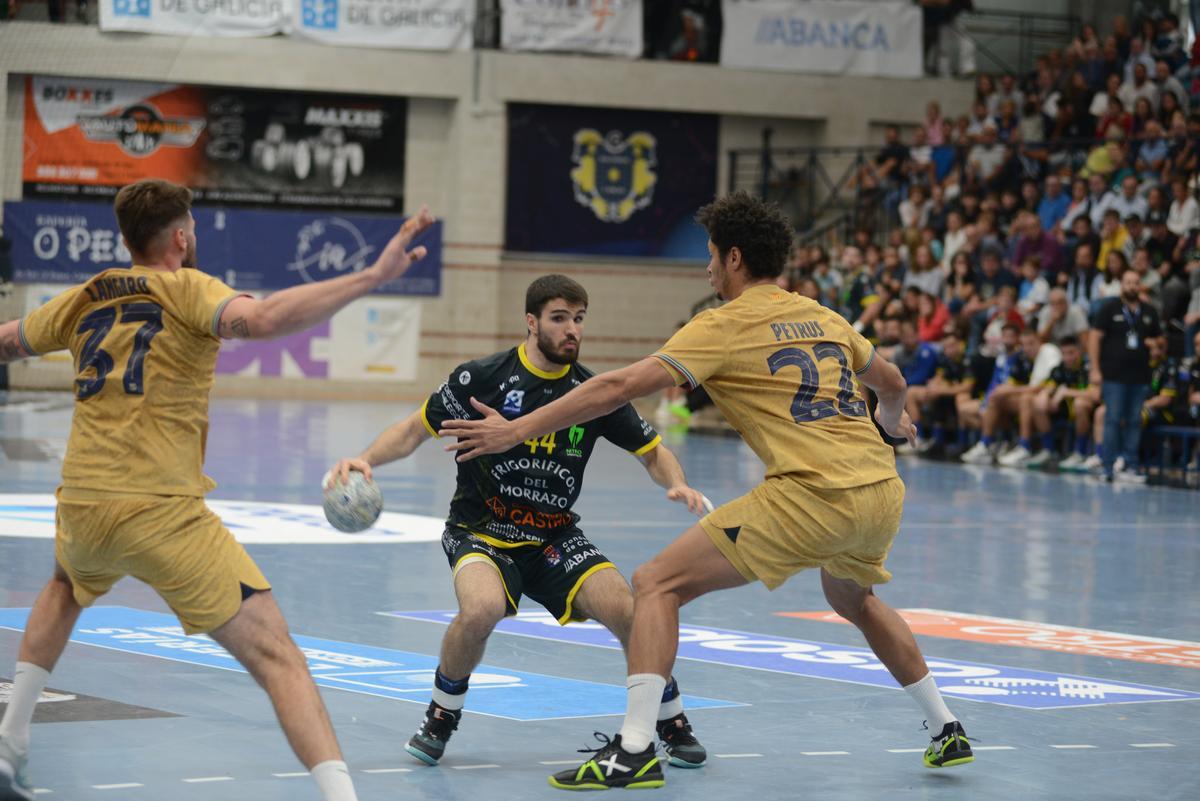 Santi López en una jugada del partido ante el Fútbol Club Barcelona.