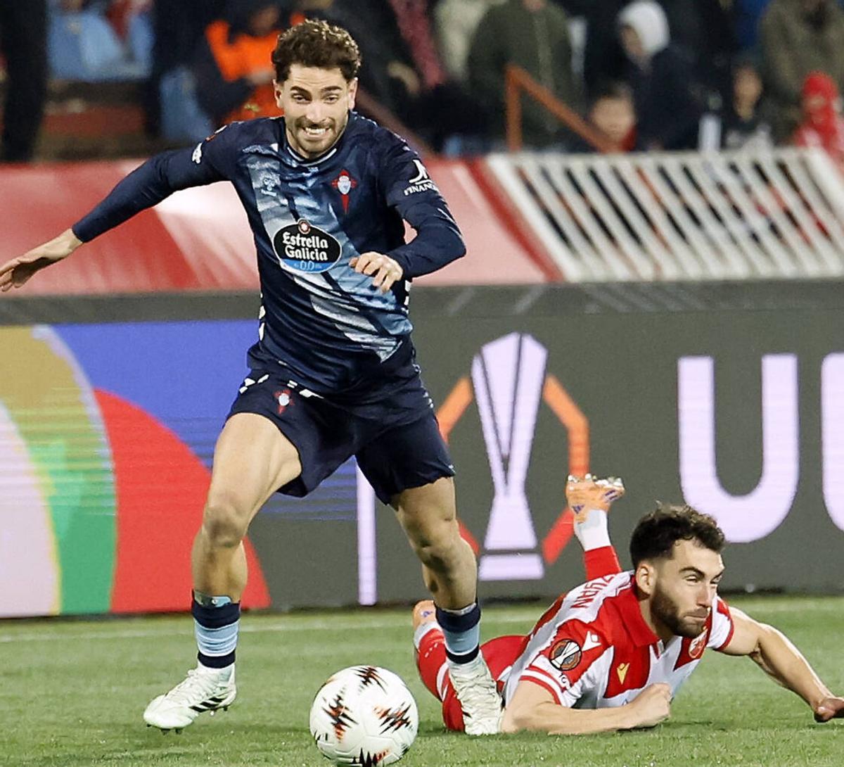 Javi Rueda supera a un jugador del Estrella Roja, en el partido disputado en Belgrado.