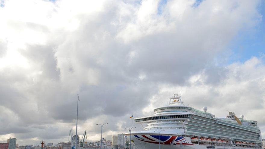 El crucero Ventura atracado hoy en el puerto.