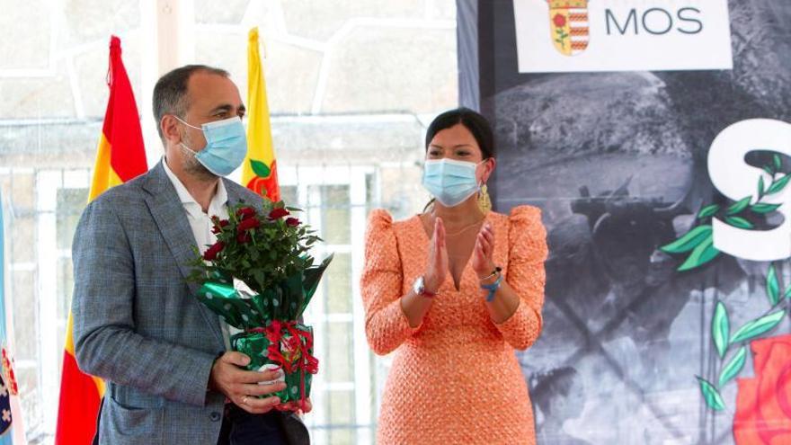 El conselleiro de Sanidade, Julio García Comesaña, junto a la alcaldesa de Mos, Nidia Arévalo, ayer.   | // SALVADOR SAS