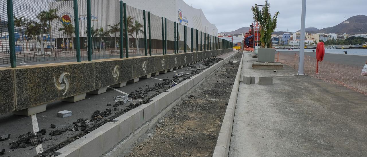 Imagen de la obra que se está realizando en el muelle de Sanapú donde se replantarán las palmeras del entorno del muelle de Santa Catalina.