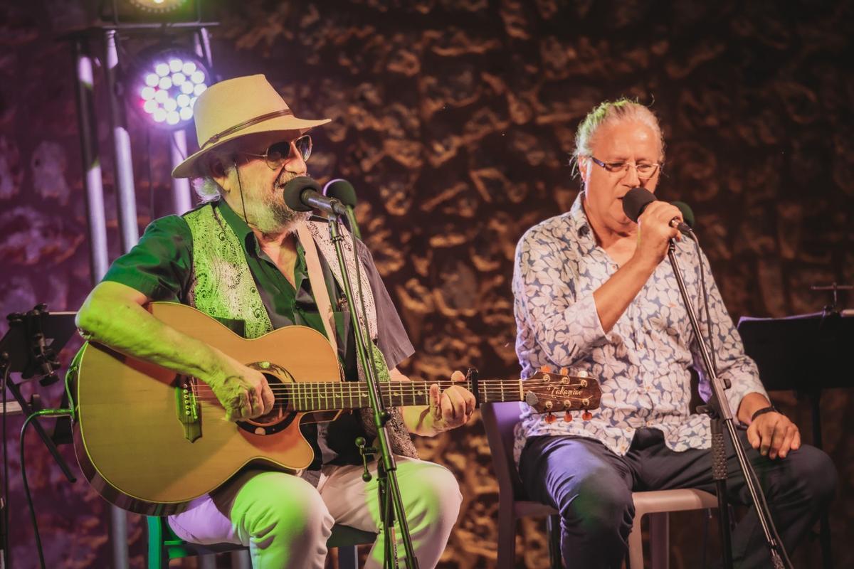 El cantante Tomeu Penya actuó en la reunión solidaria