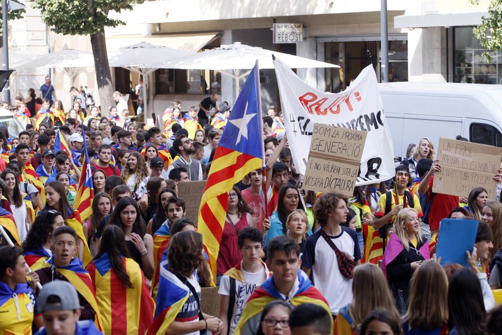 Manifestació d'estudiants universitaris i de secundària al centre de Girona