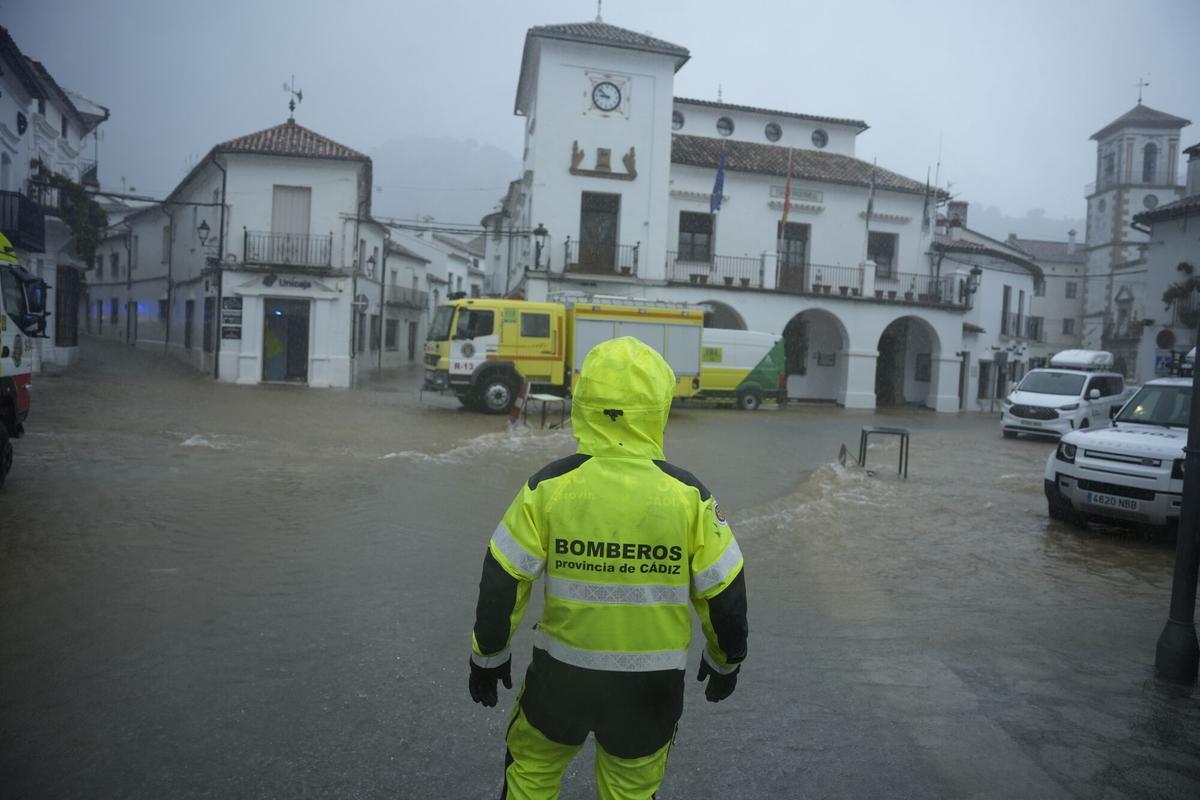 Bomberos de la provincia de Cádiz trabajan en labores de achique de agua en calles y viviendas.