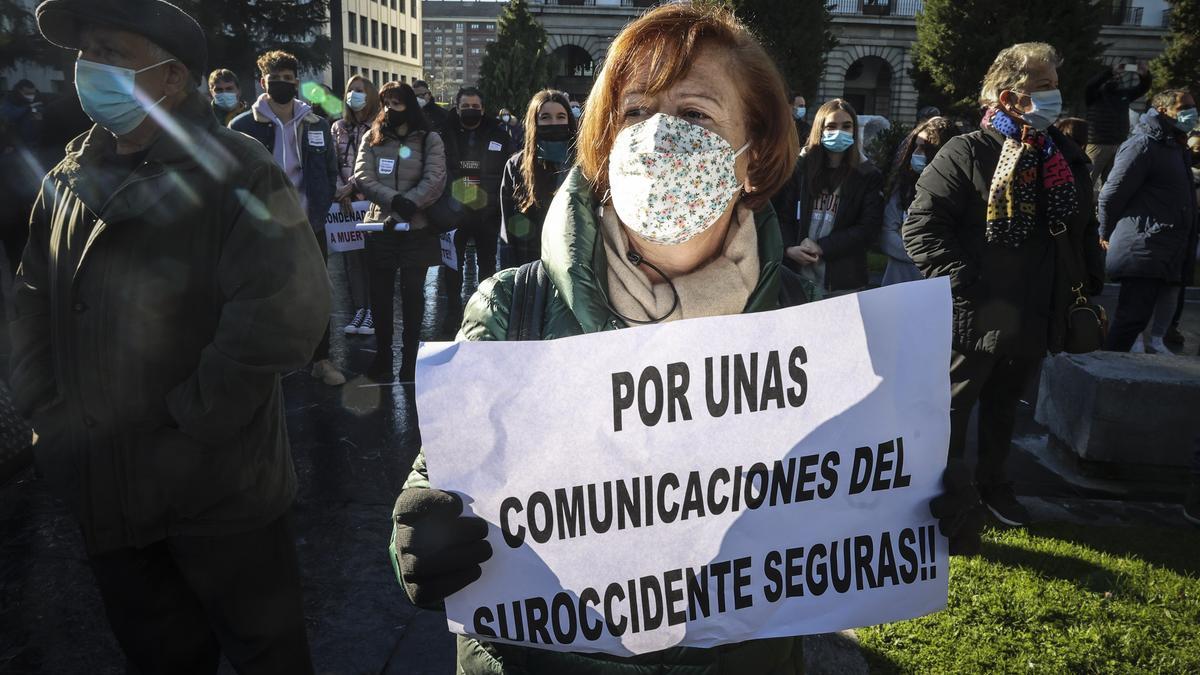 Concentración en Oviedo por el futuro del Suroccidente