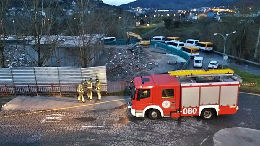 Bomberos restaurando la valla protectora en O Pino.    | // FDV