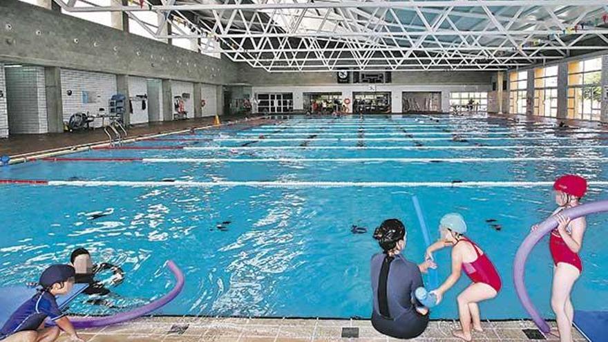 Un socorrista de la piscina de la UIB es condenado por abusar de dos niñas