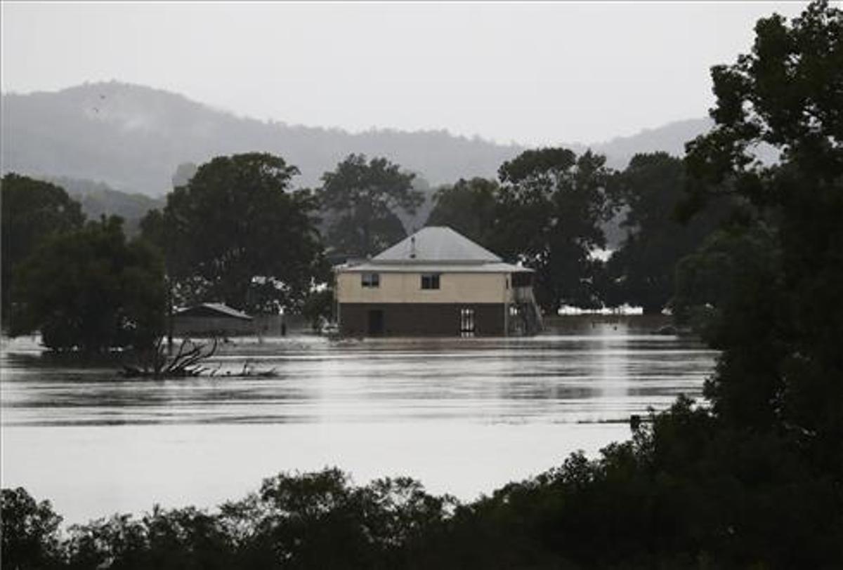 Miles de personas han sido evacuadas en la costa norte de Nueva Gales del Sur y en el oeste de Sídney, mientras los ríos crecidos inundan las ciudades. 