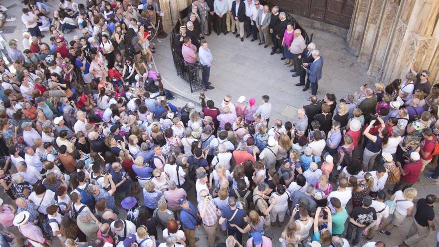 Aglomeración de gente en una mascletà.